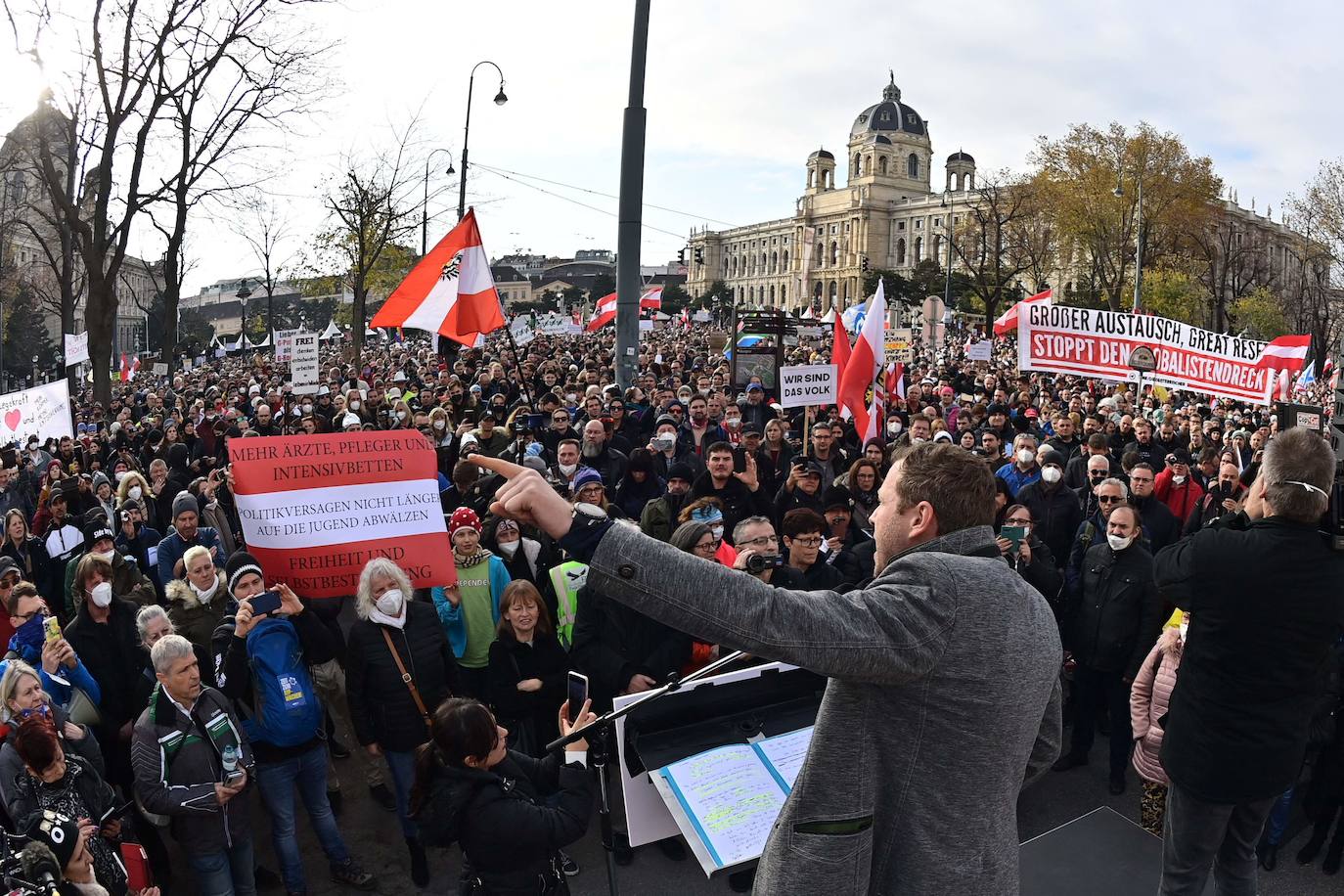 Fotos: Miles de personas se manifestan en Austria contra el confinamiento adoptado por el Gobierno