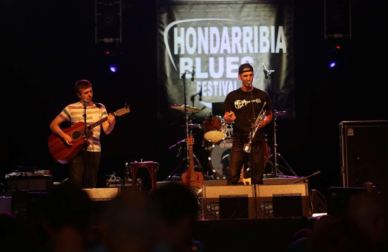 Mikel Etxeberria y Asier Elorza sobre el escenario en el festival de blues de Hondarribia en 2015. 