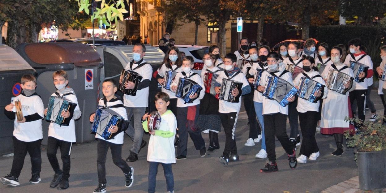 Bizkargi Musika eta Dantza eskolako ikasle eta irakasleak eskaini zituzten kalejira.