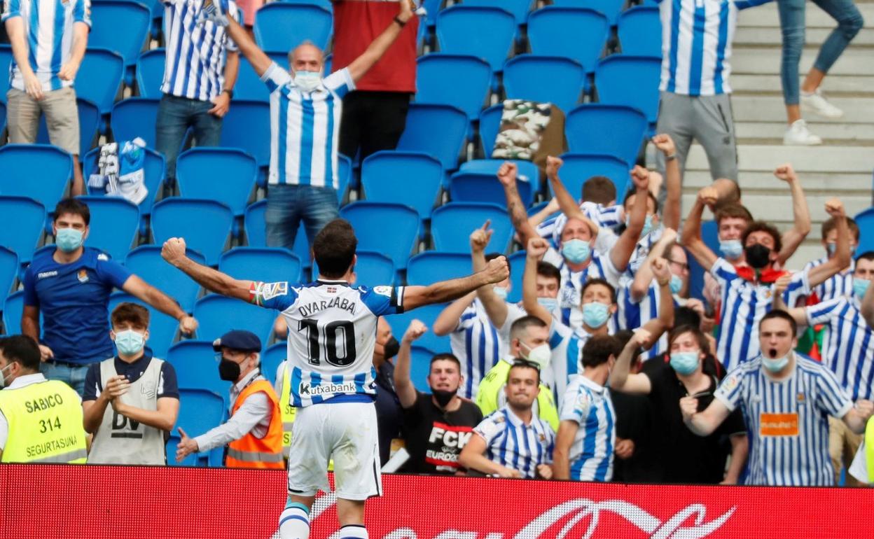 Mikel Oyarzabal celebra un gol esta temporada en el Reale Arena ante una afición que le adora. 