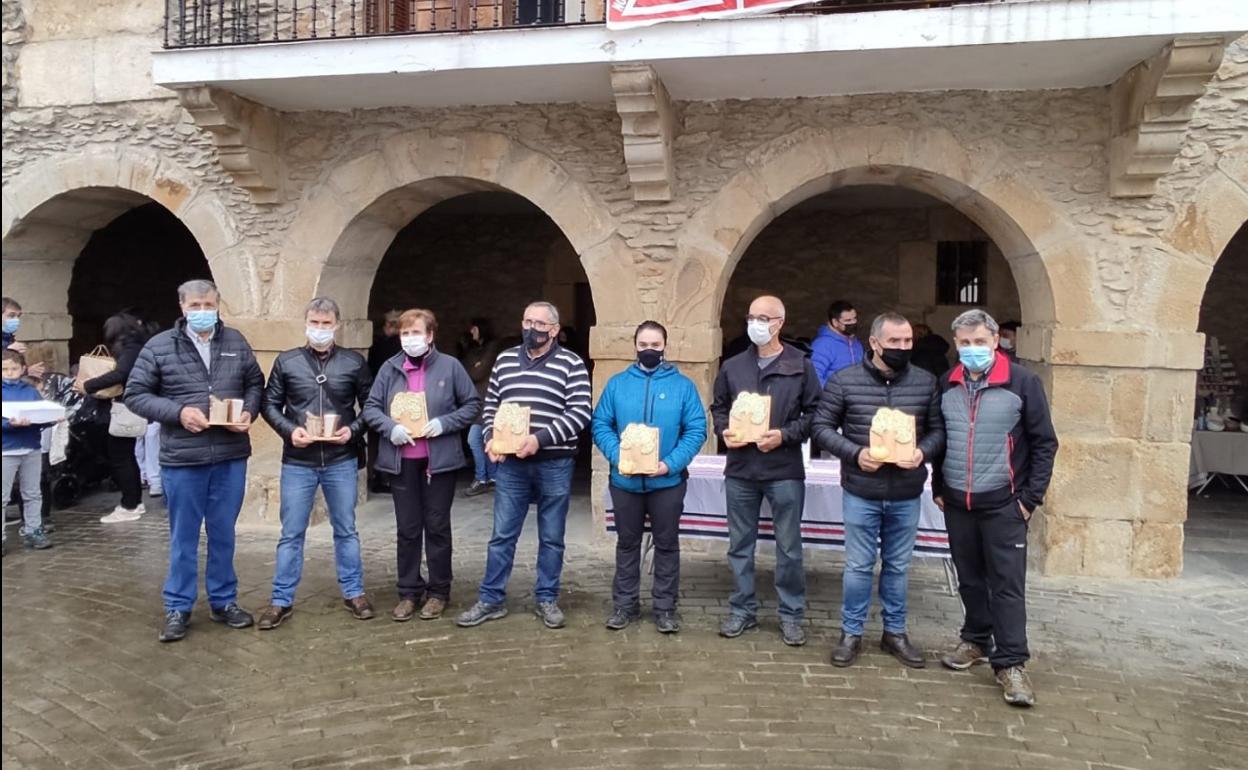 Atzo Gabirian egindako lehiaketa desberdinetako irabazleak euren sariekin eta antolatzaileak. 