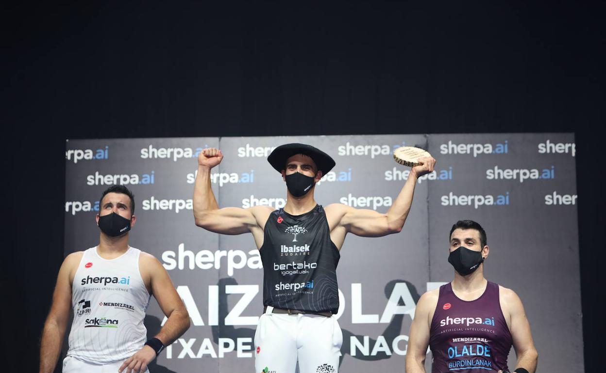 Iker Vicente celebra su victoria en la Sherpa.ai Txapelketa Nagusia. 