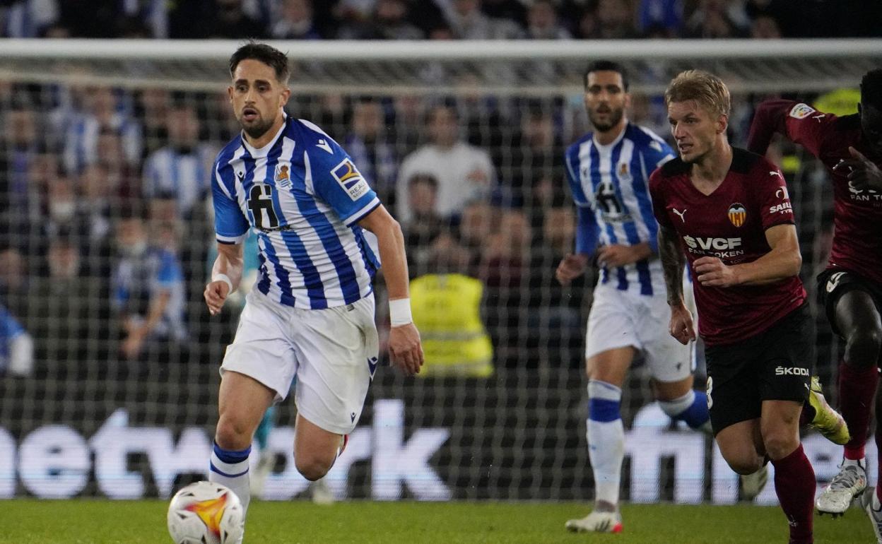 Januzaj se escapa en conducción de Wass, anoche en Anoeta. 
