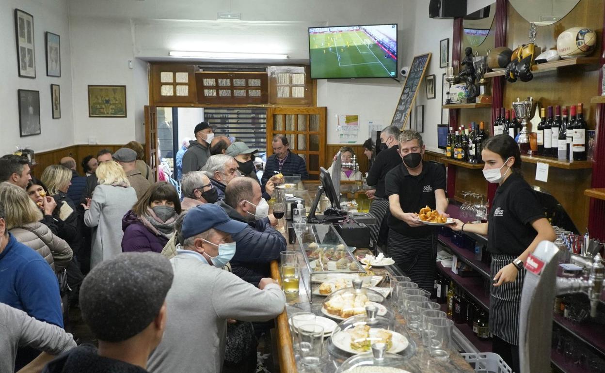 Clientes consumen en un bar de la Parte Vieja de San Sebastián. Seguirán entrando sin el pasaporte Covid. 