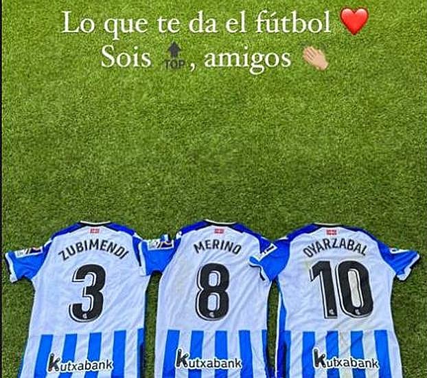 Carlos Soler ha subido una foto a sus redes sociales con las camisetas de los jugadores de la Real Sociedad