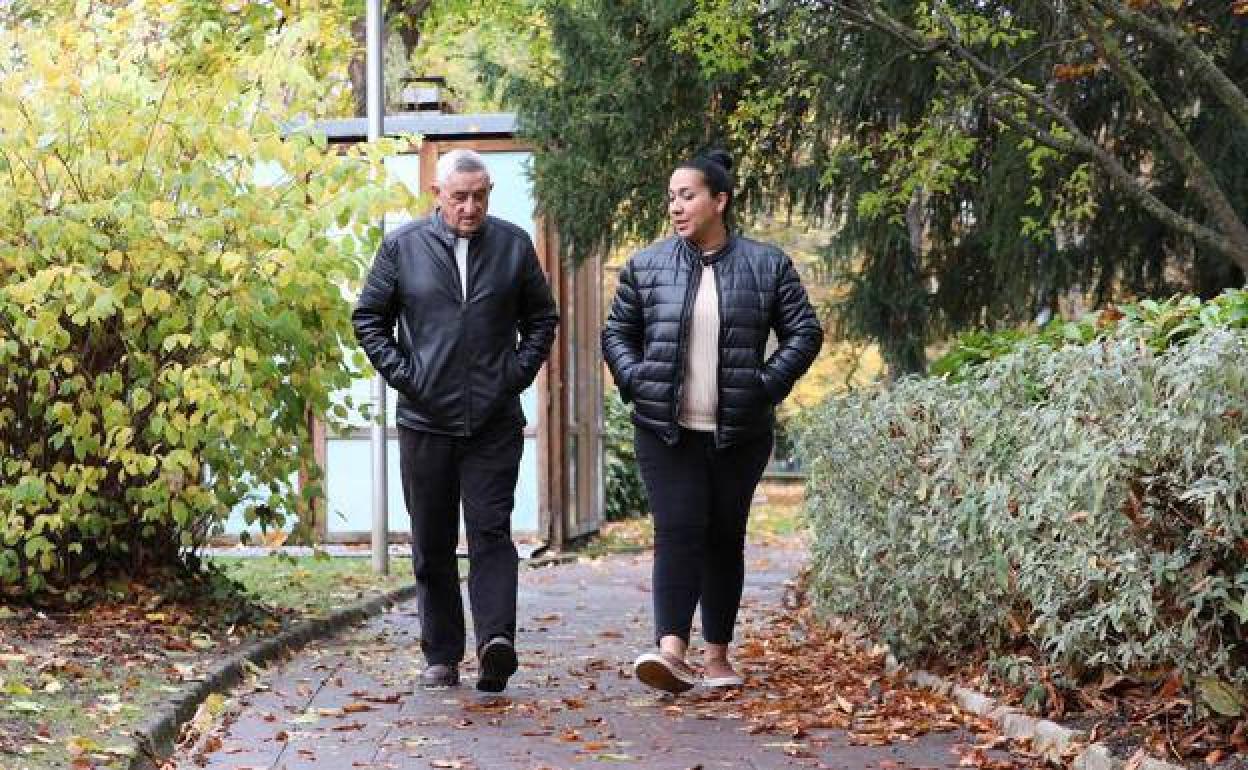 Cándido Ibar y Tanya Ibar caminan por el parque de La Florida, en Vitoria.