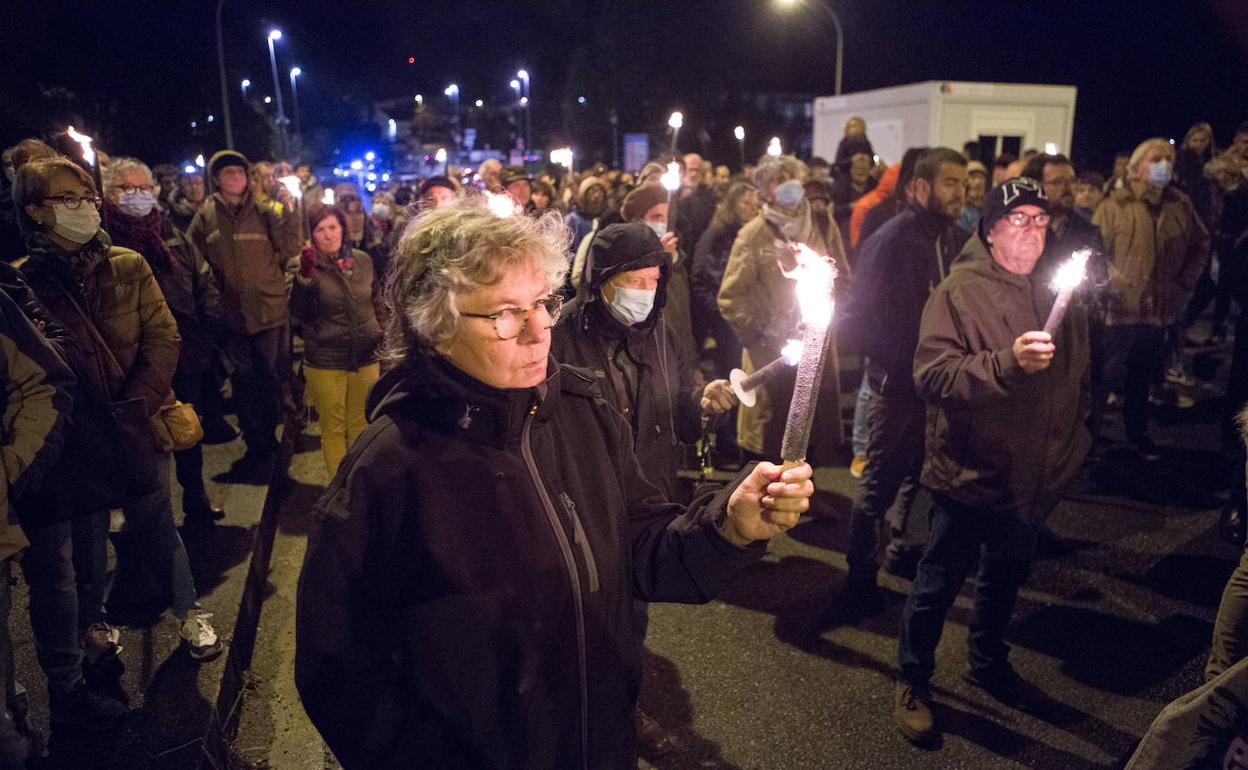 El puente de Santiago, entre Irun y Hendaia, se iluminó con velas, farolillos y antorchas a ambos lados hasta juntarse en el centro