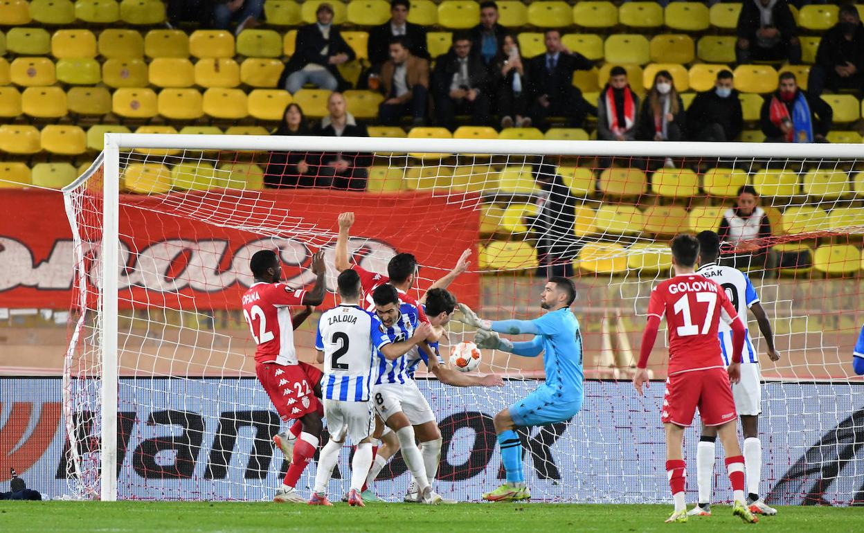 Januzaj se marcha de un defensor. 