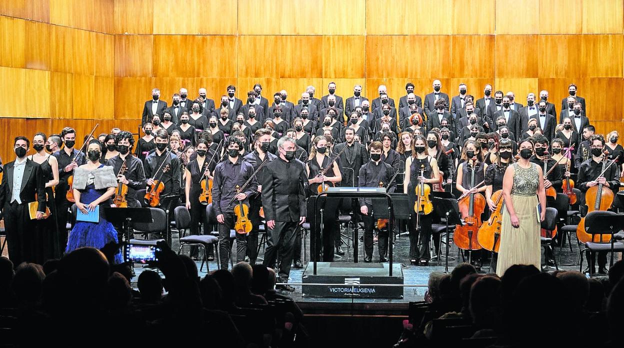 José Antonio Sainz Alfaro dirigió a la Orquesta Sinfónica de Musikene junto al Orfeón Donostiarra anoche en el Victoria Eugenia. 