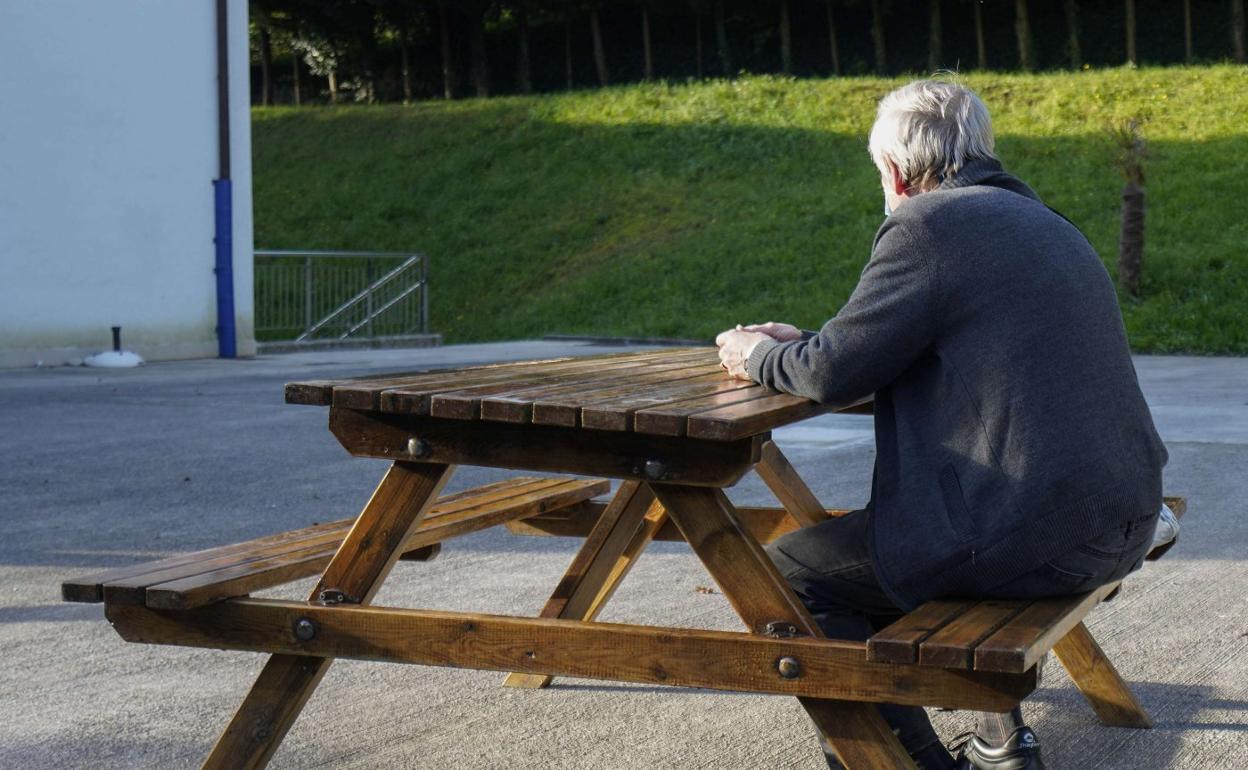 Este donostiarra de 60 años se halla en la última fase del programa de alcoholismo Itxaro, en el edificio de Proyecto Hombre en Hernani. 