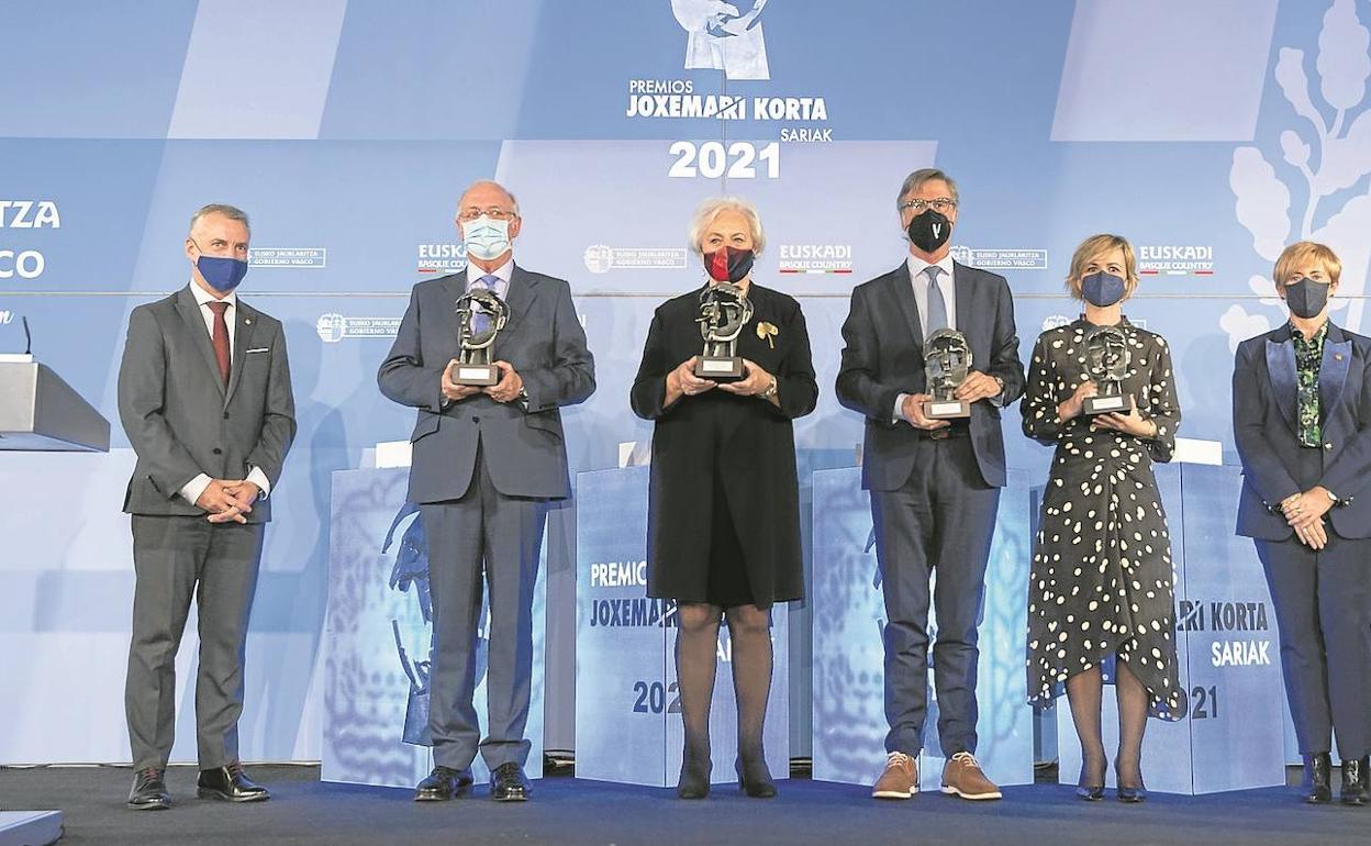 El lehendakari y la consejera Tapia, con los premiados: Salamero, Cañas, Linazasoro, y María Uria, que recogió el premio póstumo a su padre. 