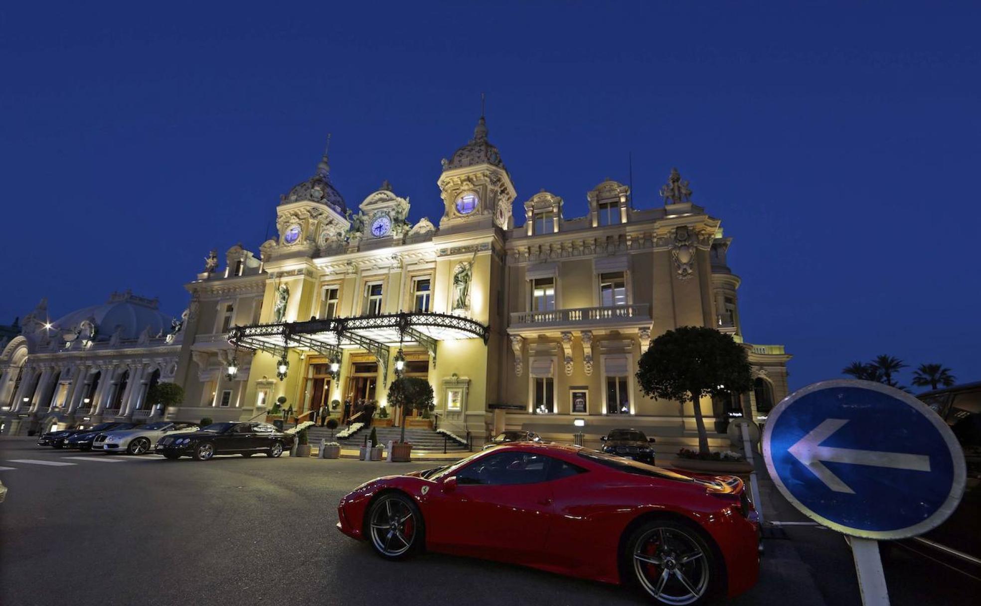 Un Ferrari llega al Casino de Montecarlo. 