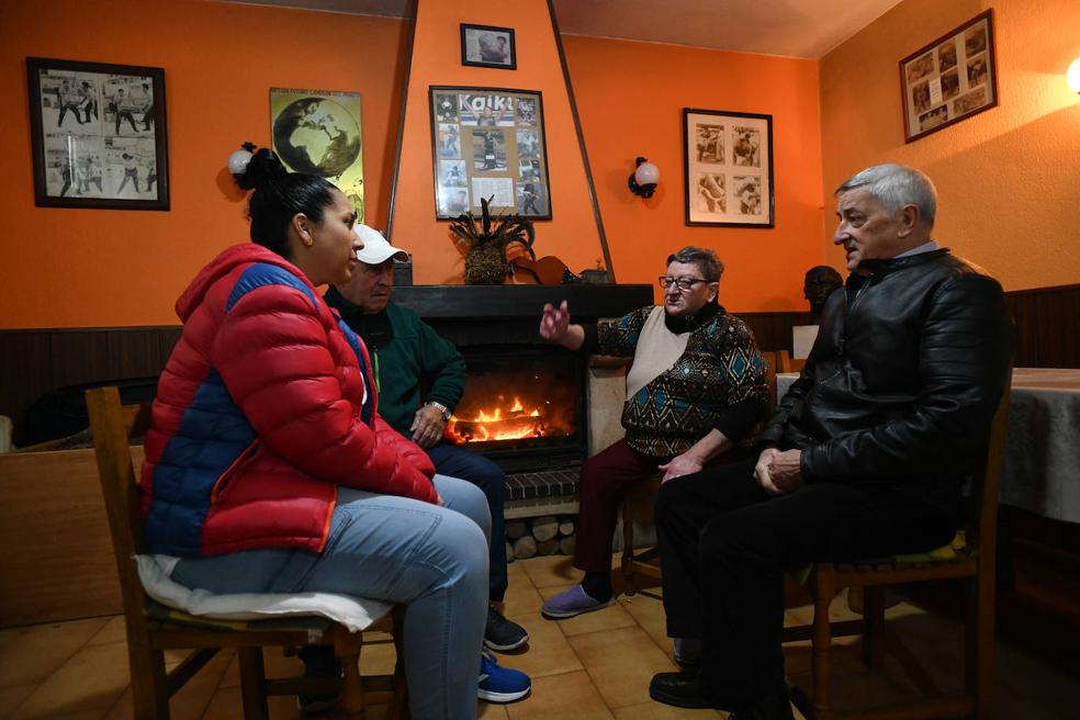 Tanya y Cándido hablan junto al fuego con Anttoni Ibar y su marido Juan Joxe.