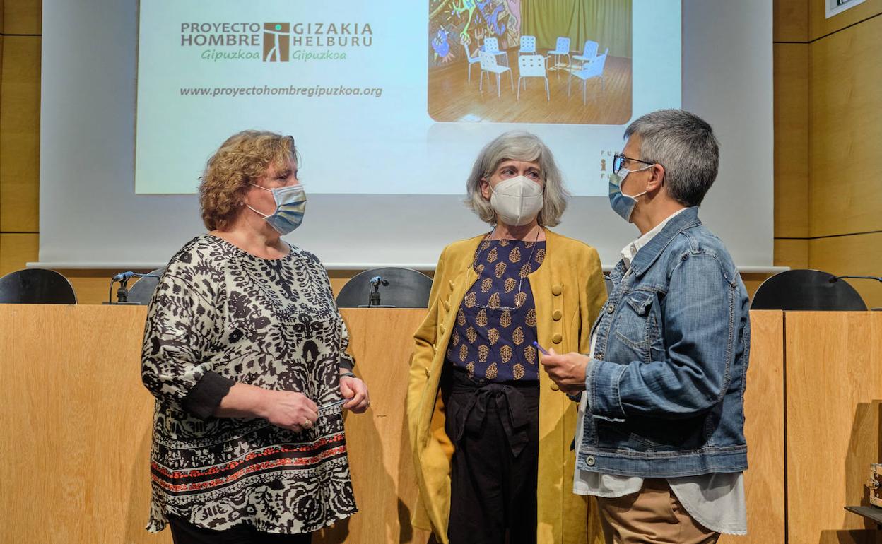 Izaskun Sasieta, Elena Gonzalez y Marian Urrestarazu durante la rueda de prensa. 