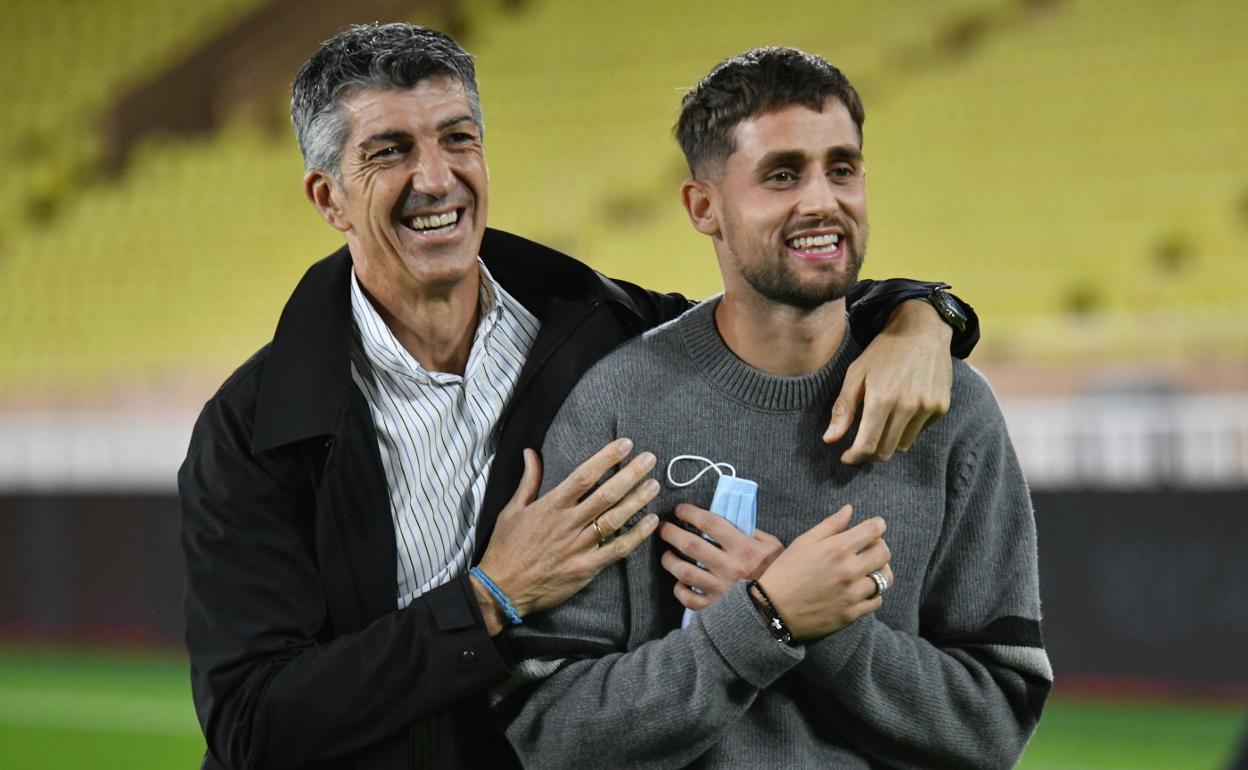 Imanol y Januzaj bromean sobre el césped del estadio Louis II.