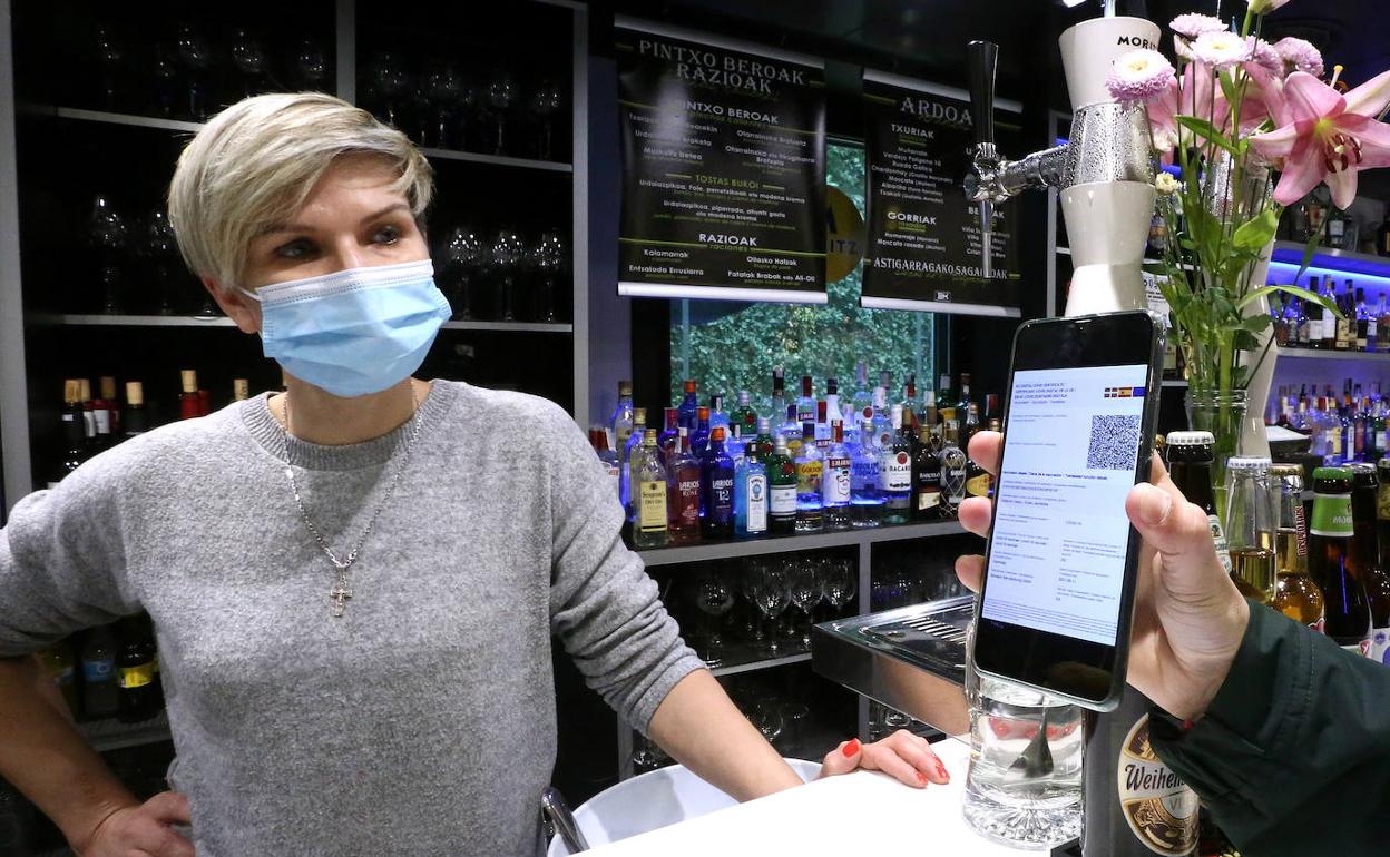 Un cliente presenta el Pasaporte Covid en un local de hostelería.