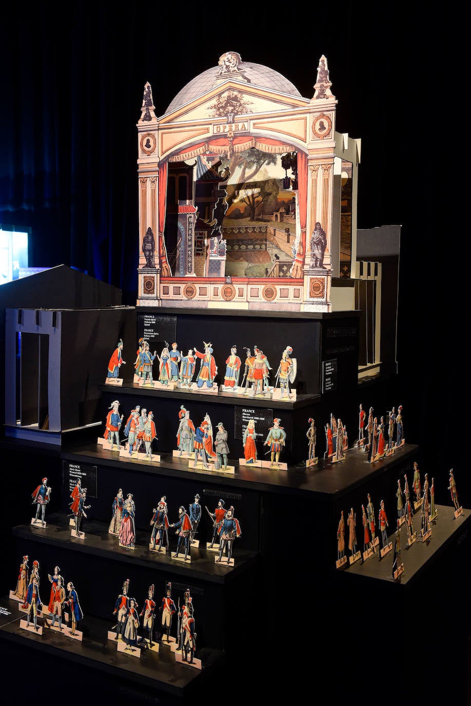 Fotos: Creadores de teatro en papel y carátulas con títeres