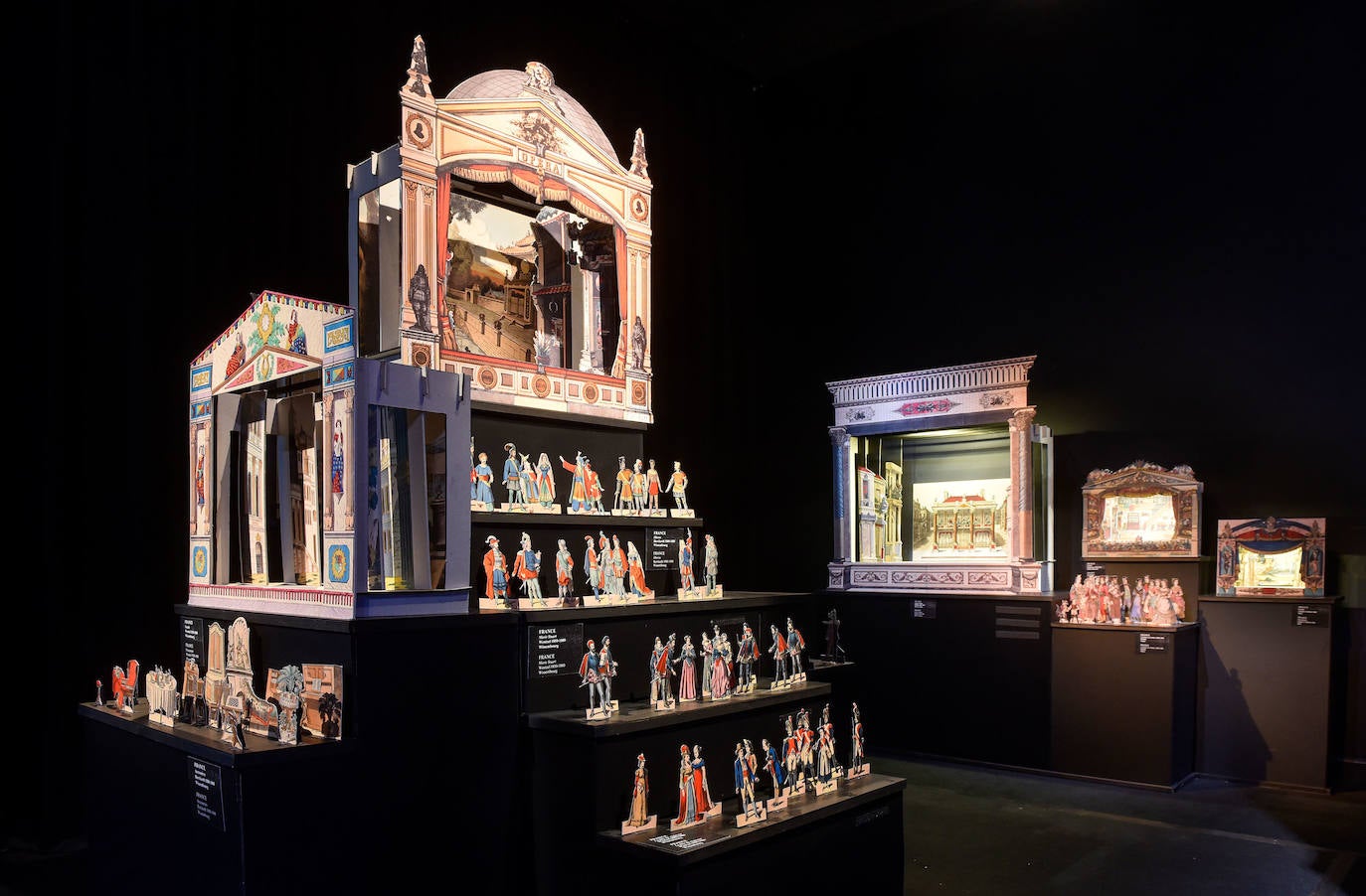 Fotos: Creadores de teatro en papel y carátulas con títeres