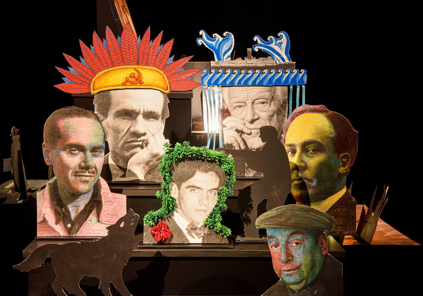 Fotos: Creadores de teatro en papel y carátulas con títeres