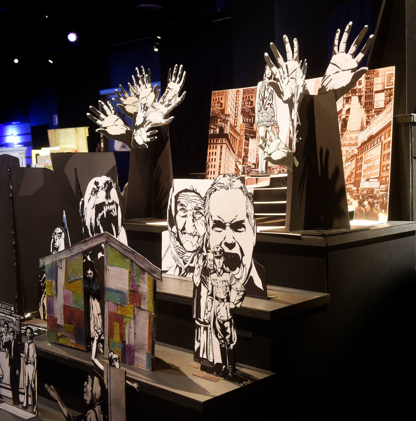 Fotos: Creadores de teatro en papel y carátulas con títeres