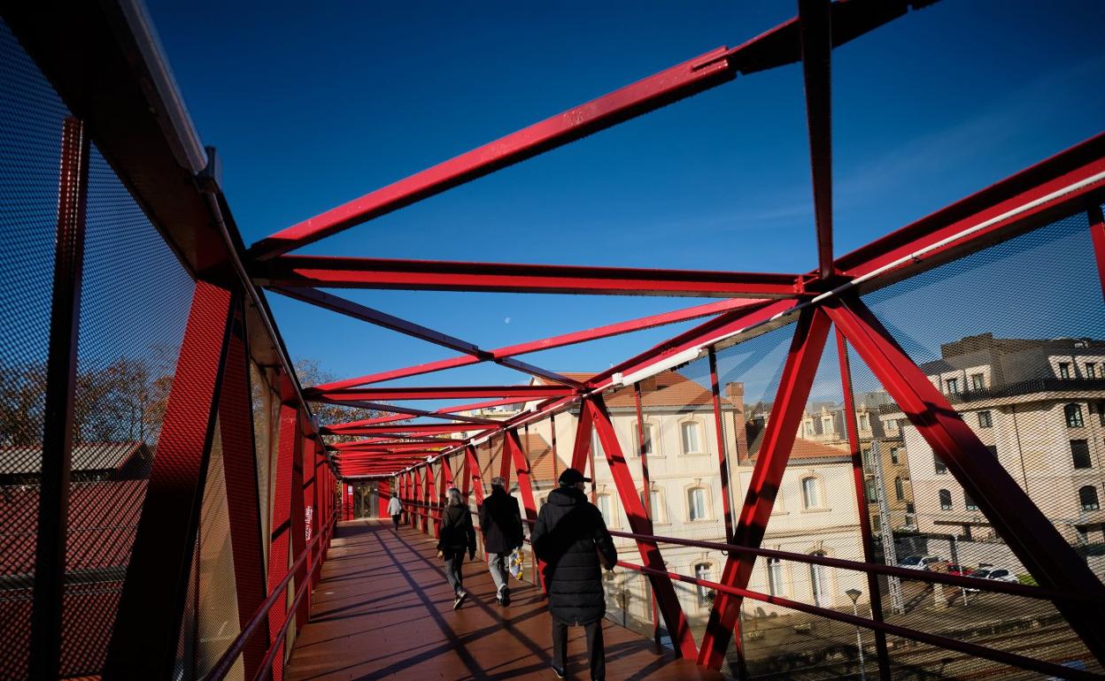 La pasarela peatonal que conecta el Centro y Egia se abrió tras el cierre del pasadizo subterráneo por las obras del TAV. 