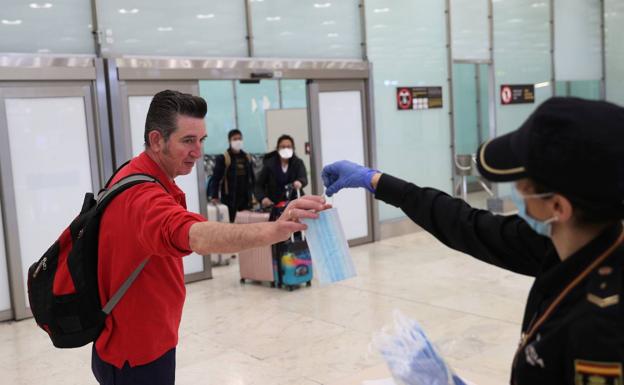 Llegada de pasajeros al aeropuerto de Barajas. 