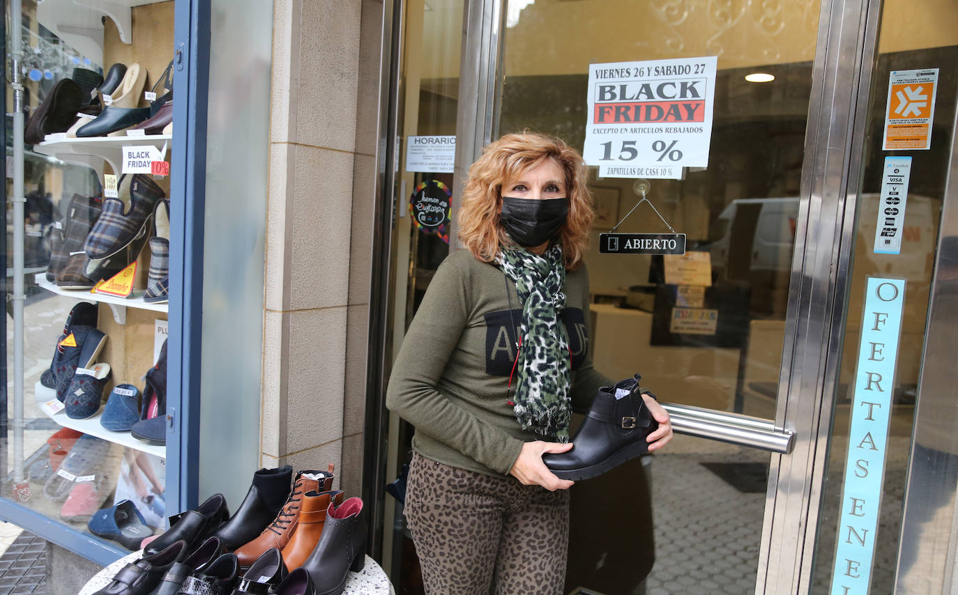 Encarni Labandera al frente de su negocio con el cartel de Black Friday