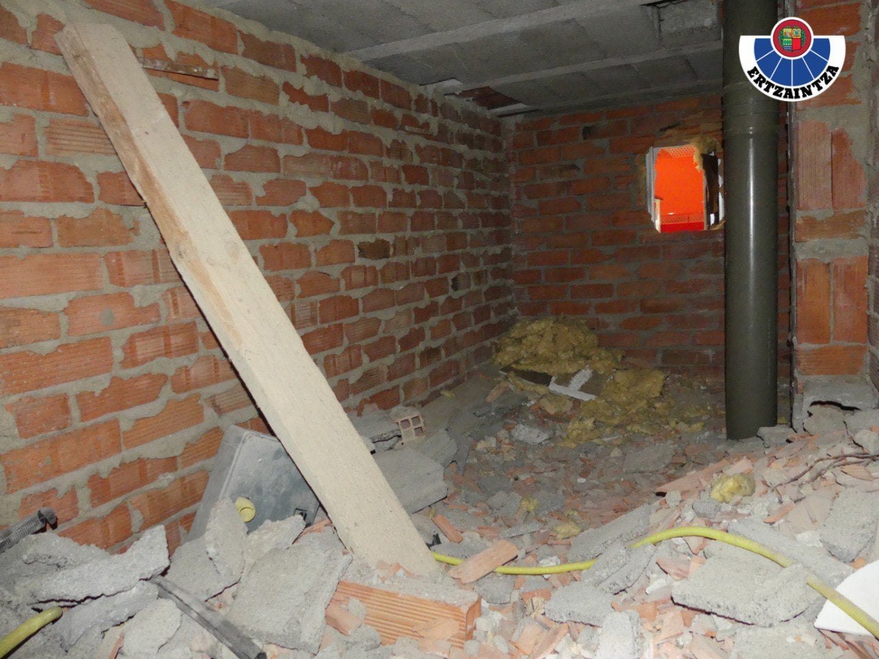 Butrón realizado en el sótano adyacente al banco Santander.