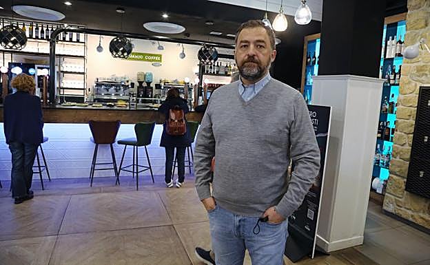 David Vega, en el interior de la cafetería Baluarte, en la plaza Zuloaga de Donostia, frente a San Telmo. 
