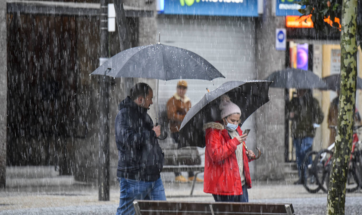 Las vías principales y un buen número de localidades del territorio han registrado fuertes lluvias