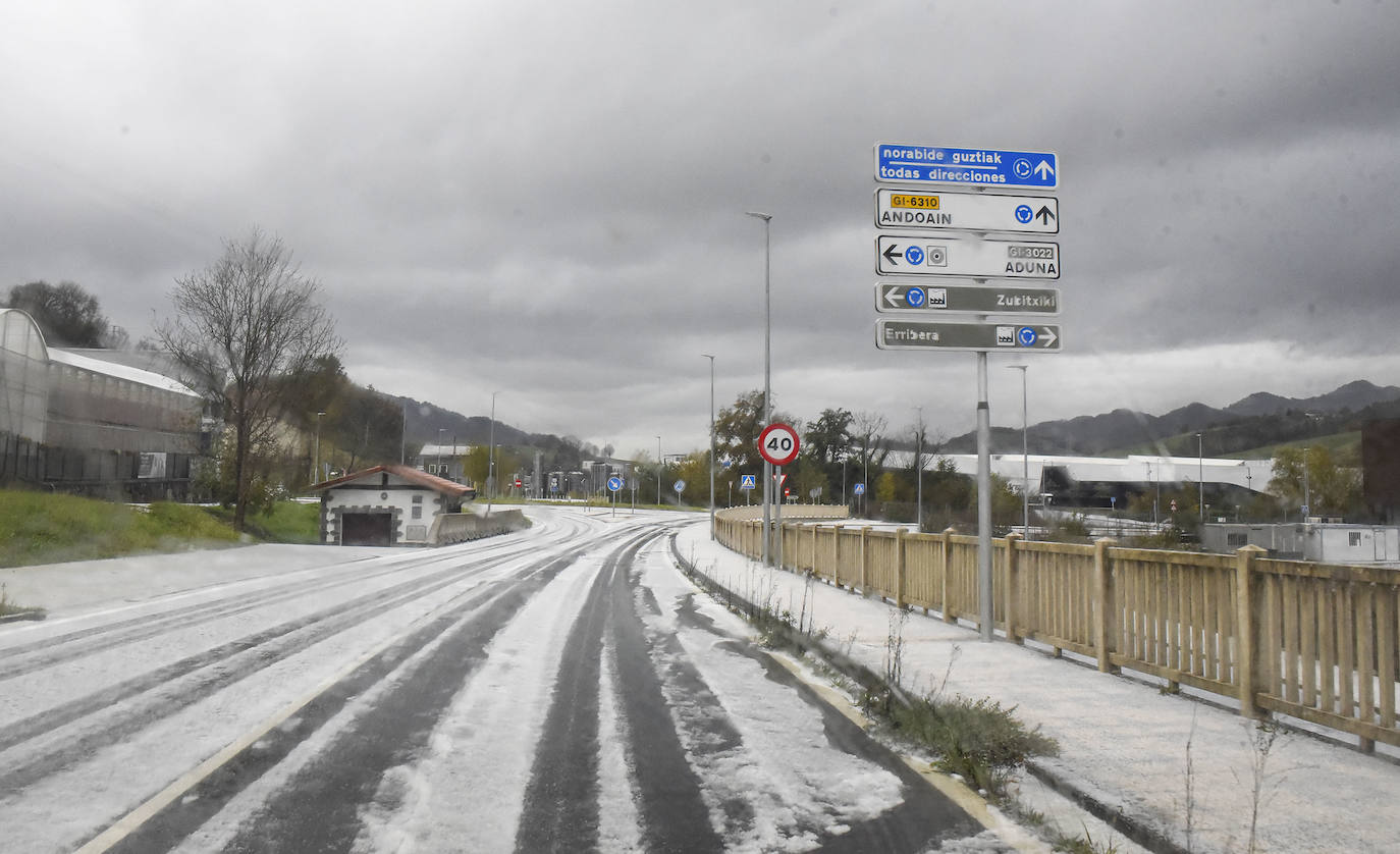 Las vías principales y un buen número de localidades del territorio han registrado fuertes lluvias