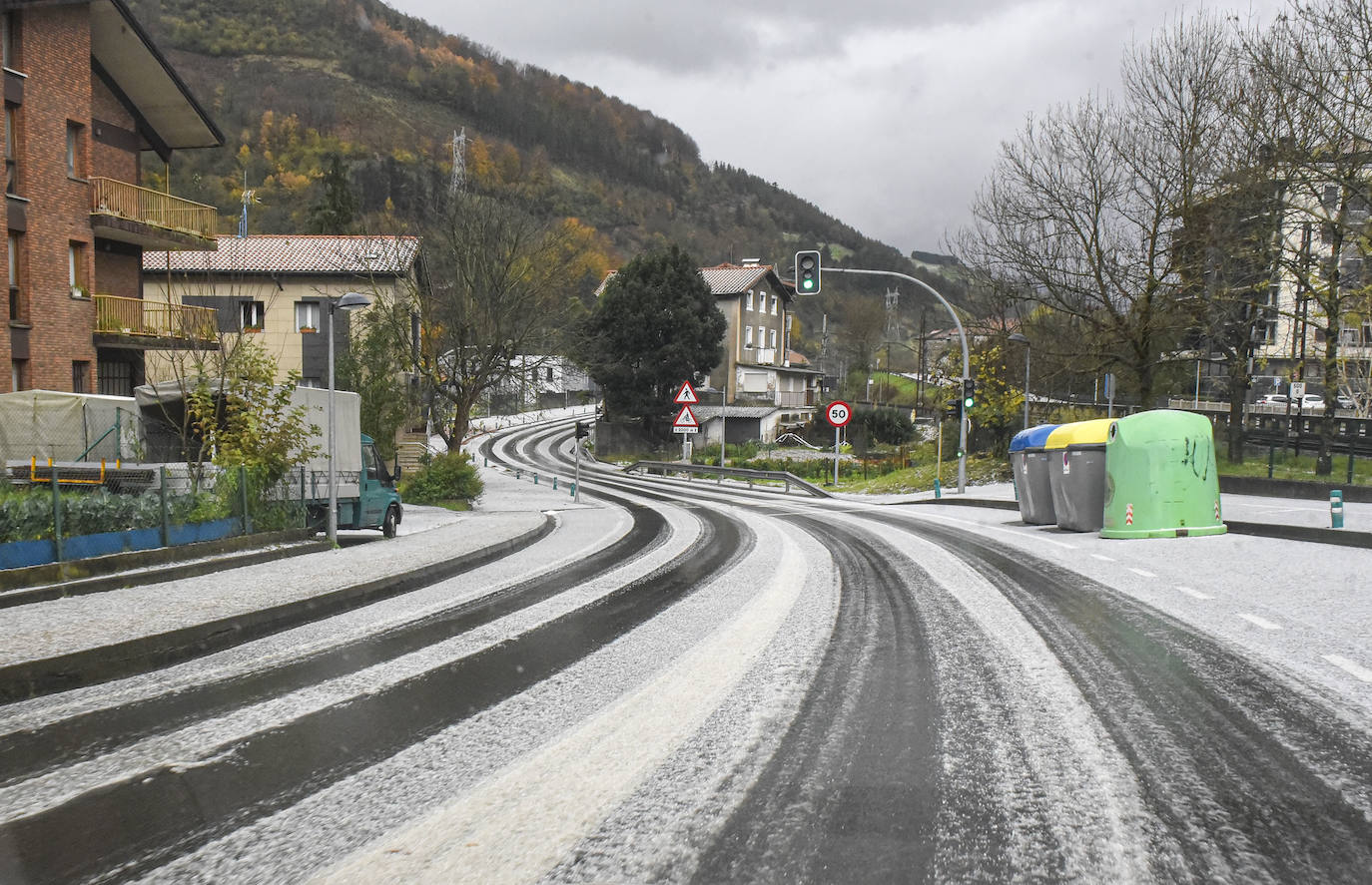 Las vías principales y un buen número de localidades del territorio han registrado fuertes lluvias