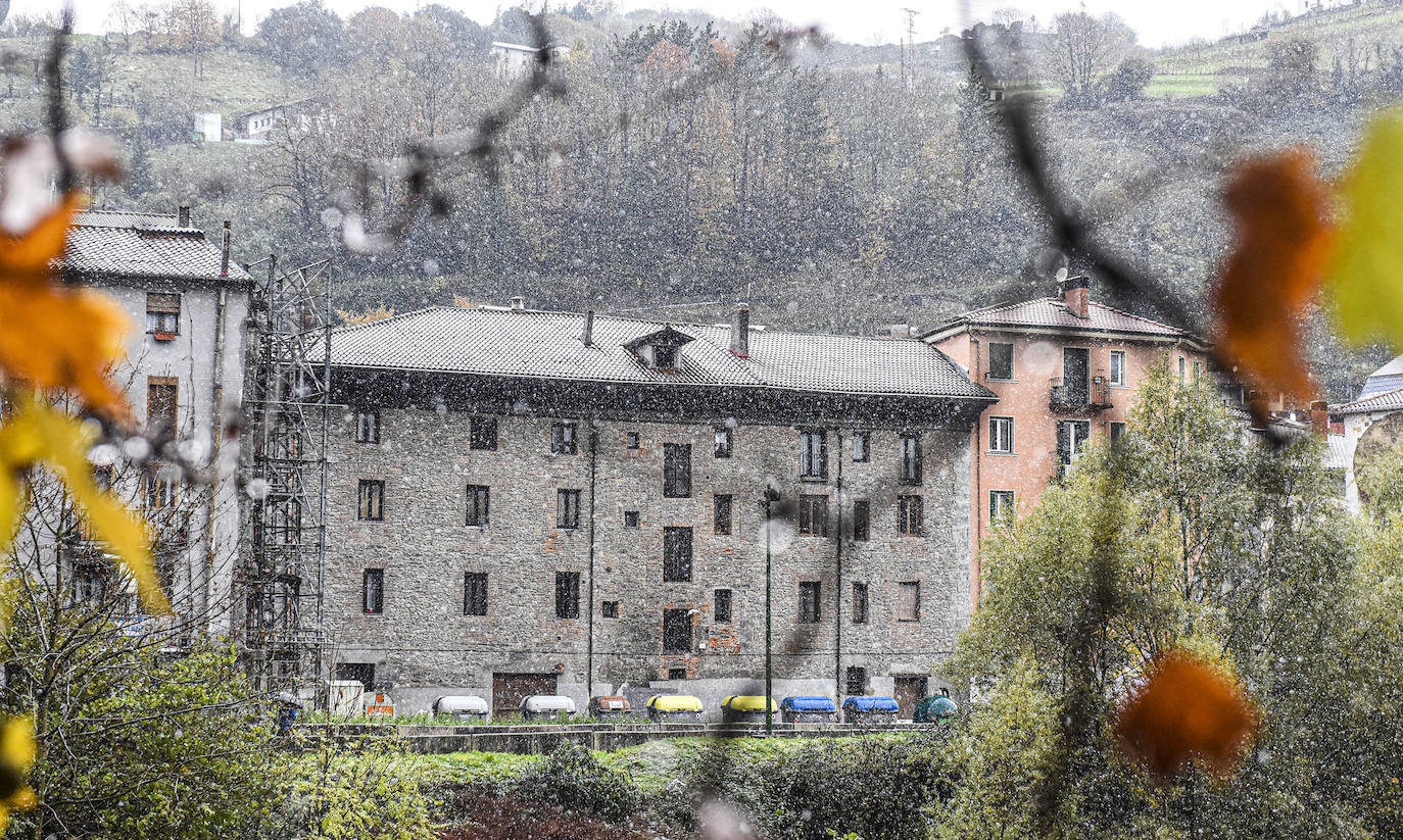 Las vías principales y un buen número de localidades del territorio han registrado fuertes lluvias