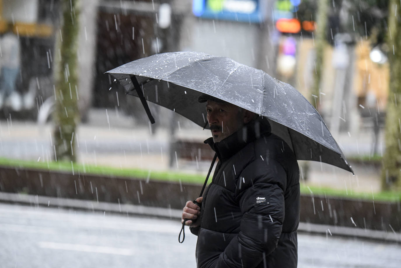 Las vías principales y un buen número de localidades del territorio han registrado fuertes lluvias