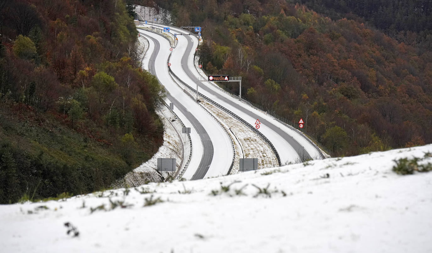 Las vías principales y un buen número de localidades del territorio han registrado fuertes lluvias
