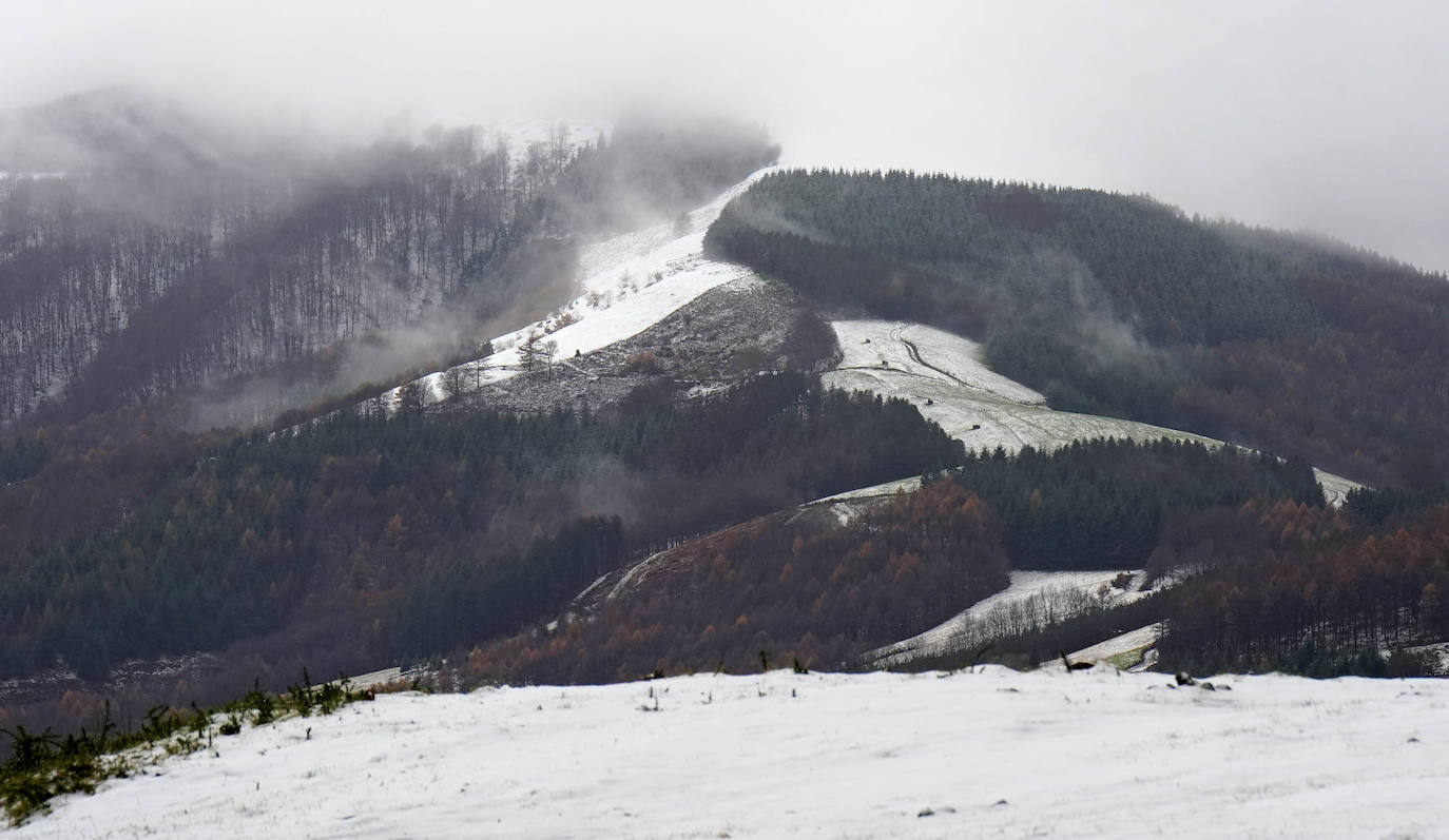 Las vías principales y un buen número de localidades del territorio han registrado fuertes lluvias