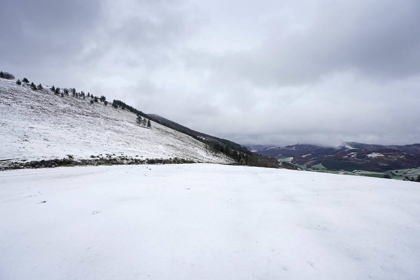 Las vías principales y un buen número de localidades del territorio han registrado fuertes lluvias