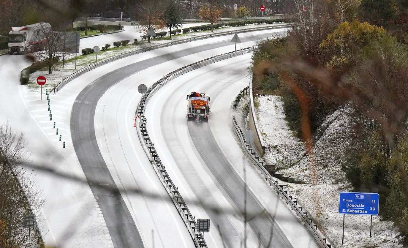 Las vías principales y un buen número de localidades del territorio han registrado fuertes lluvias