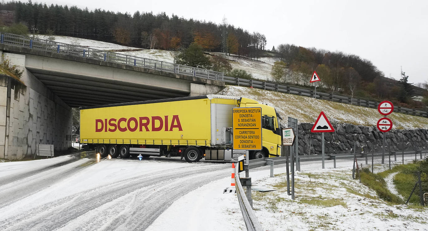 Las vías principales y un buen número de localidades del territorio han registrado fuertes lluvias