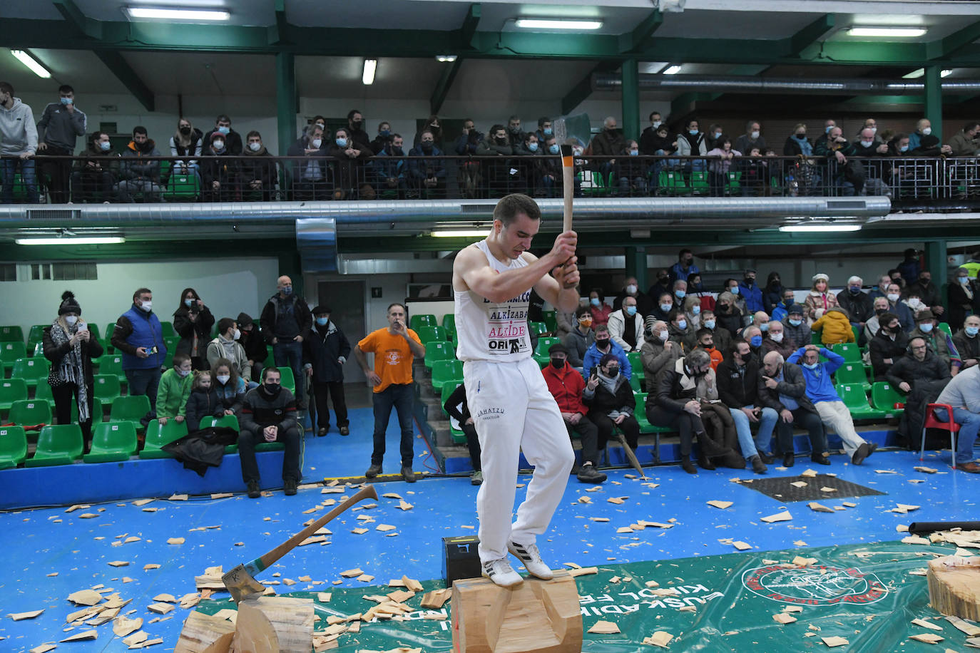 Fotos: Hodei Ezpeleta &#039;Bihurri&#039;, campeón de Euskadi de aizkolaris