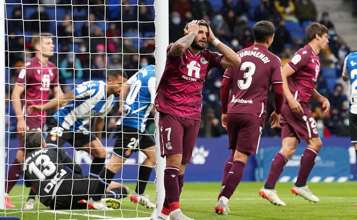 Portu se lamenta de una acción en la que pudo adelantar alequipo txuri-urdin, ayeren Barcelona. 