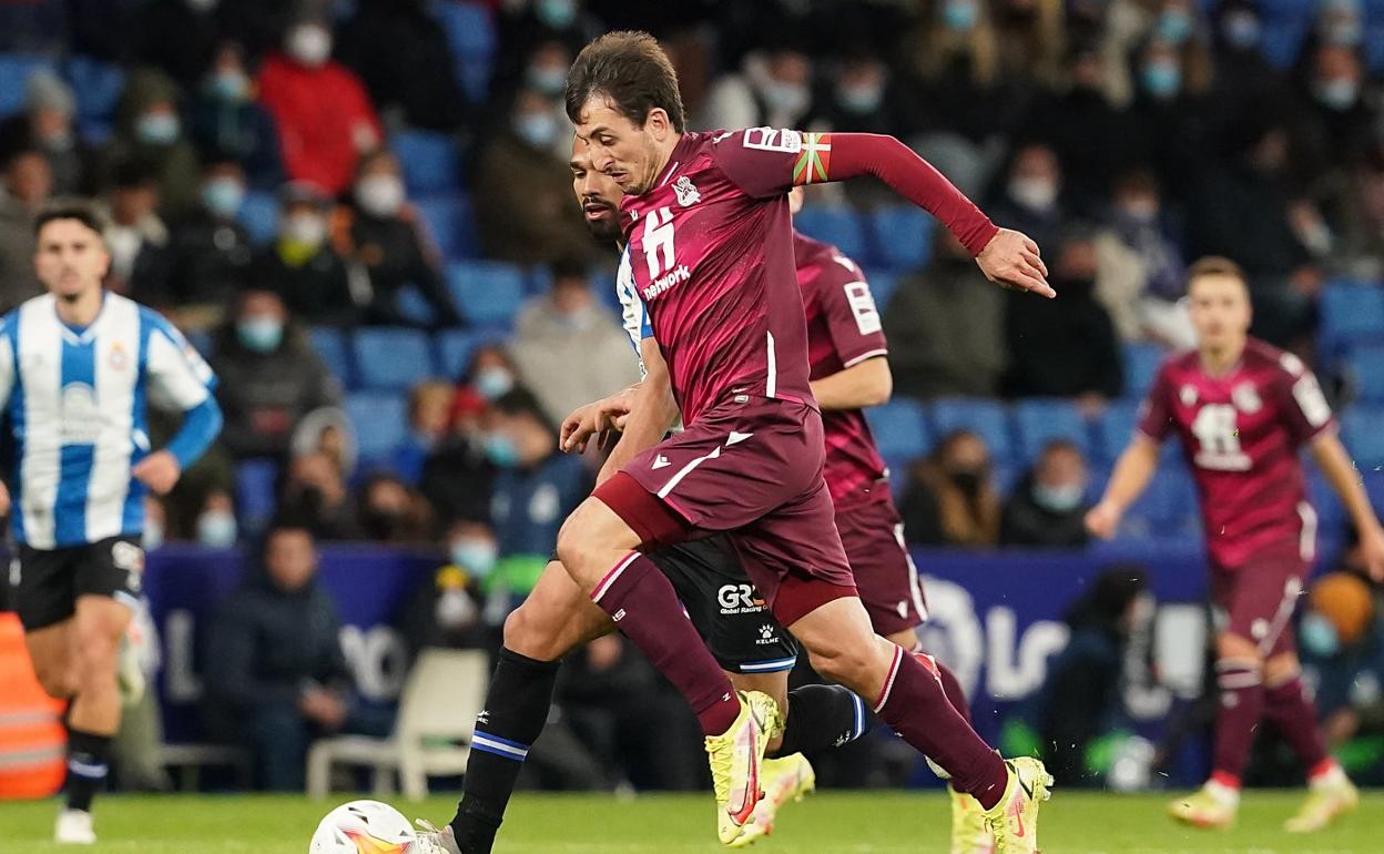 Oyarzabal conduce el balón ante la presión de Yangel Herrera. 