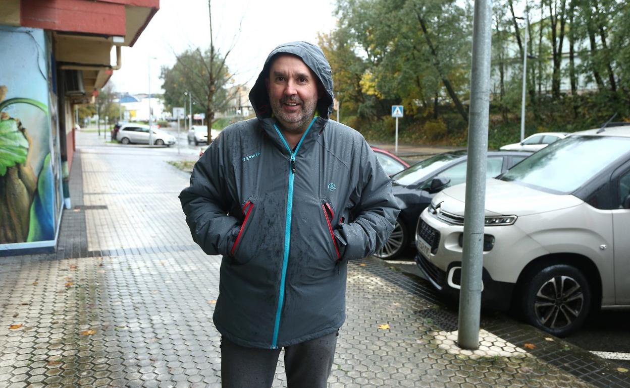 Marco posa en Donostia Ibilbidea, una de las zonas de Astigarraga con riesgo de inundabilidad. 