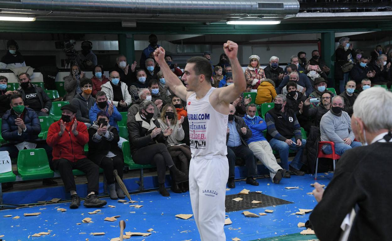 El aizkolari eibartarra Hodei Ezpeleta 'Bihurri', campeón de Euskadi de aizkolaris.