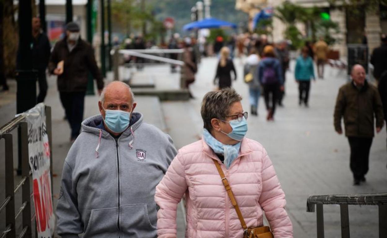 Paseantes con mascarilla esta pasasda semana en Donostia. 