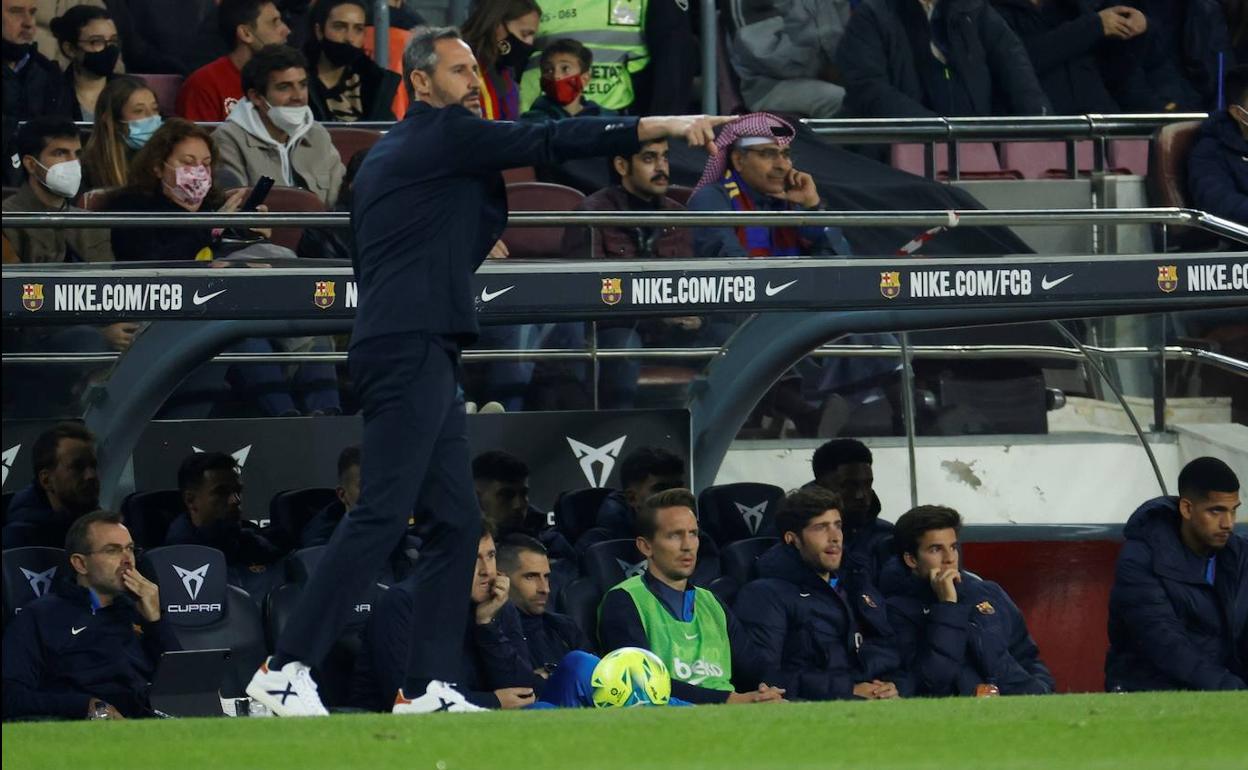 Vicente Moreno da instrucciones a sus jugadores durante el derbi ante el Barcelona. 