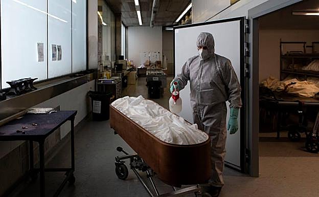 El exceso de mortalidad vuelve a crecer con el repunte de contagios