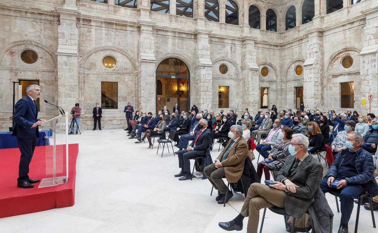 Fernando Grande-Marlaska interviene durante el acto de entrega de condecoraciones celebrado en Burgos. 