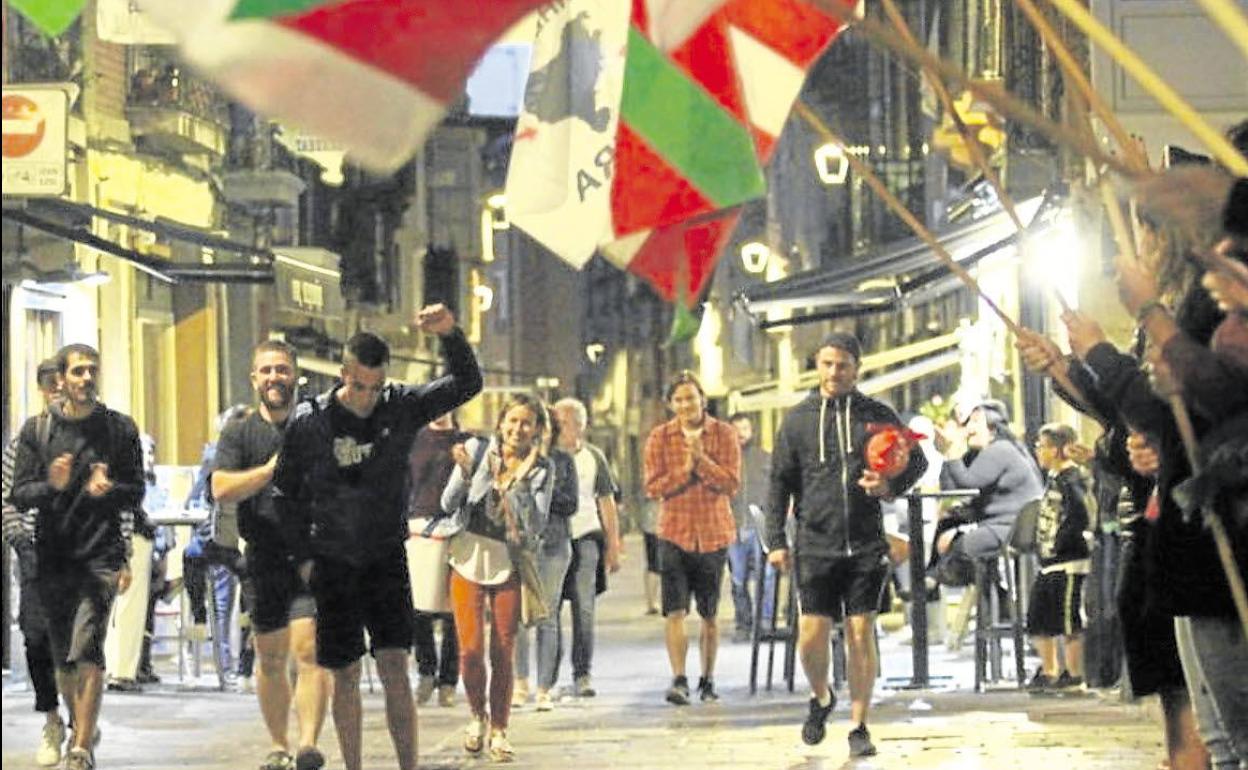 Un 'ongi etorri' celebrado en Vitoria en verano de 2019. 