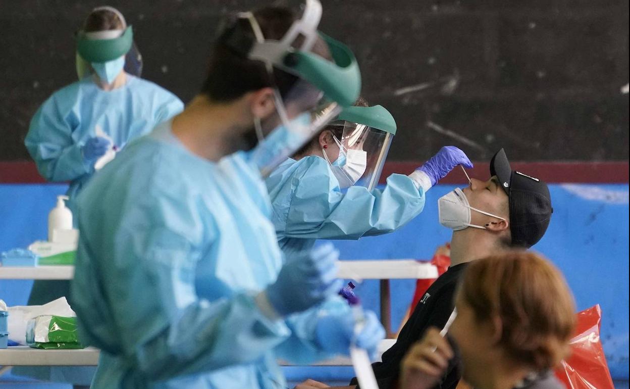 Personal sanitario realizando pruebas para detectar el Covid-19.